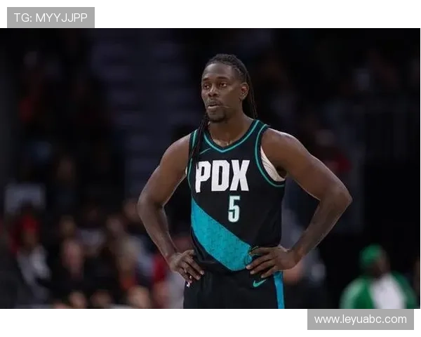 对比库里对位，朱·霍勒迪在挡拆盯防上压制外线