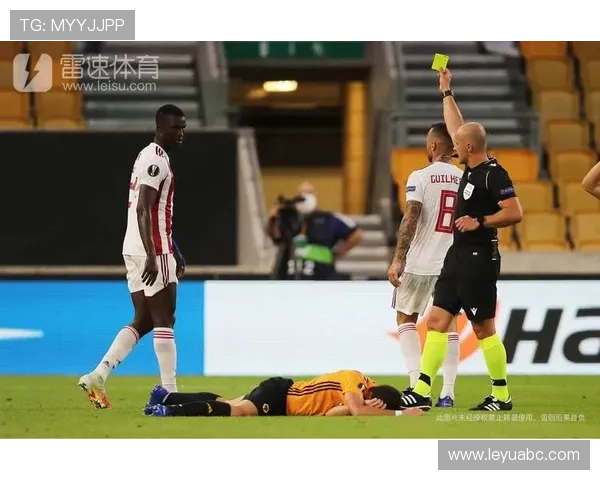 第四官员在足球比赛中的职责与裁判协同判罚机制解析
