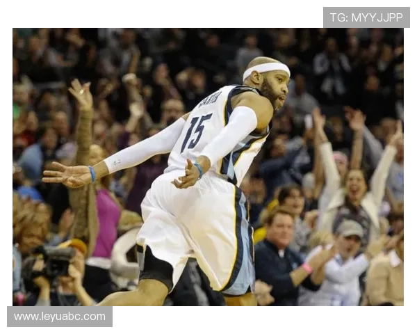 文斯·卡特后期无球跑位效率提升显著，拉开球队进攻空间