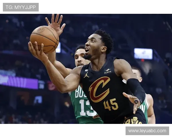 米切尔·罗宾逊内线护筐效率领先队友，篮下防守强势提升球队稳定性